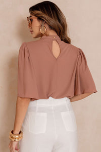 Blusa Cleide Crepe Com Detalhe Metal na Gola - Caramelo