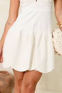 Vestido Melina Curto Com Babado e Detalhe Metal Bordado - Off White