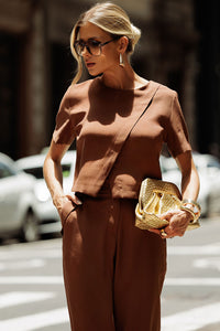 Blusa Gina Manga Curta Botões Assimétricos - Marrom