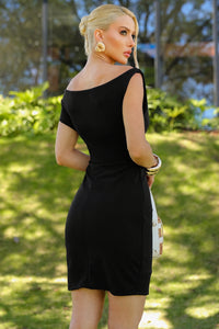 Vestido Paloma Curto com Drapeado no Ombro - Preto