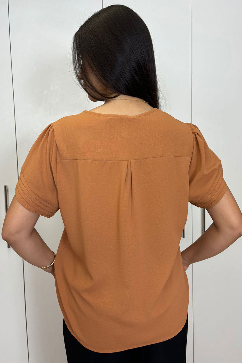 Blusa Kim Manga Curta Com Pregas - Caramelo