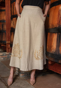 Saia Mamorena Midi Evasê em Linho com Elastano e Detalhe em Bordado de Máquina