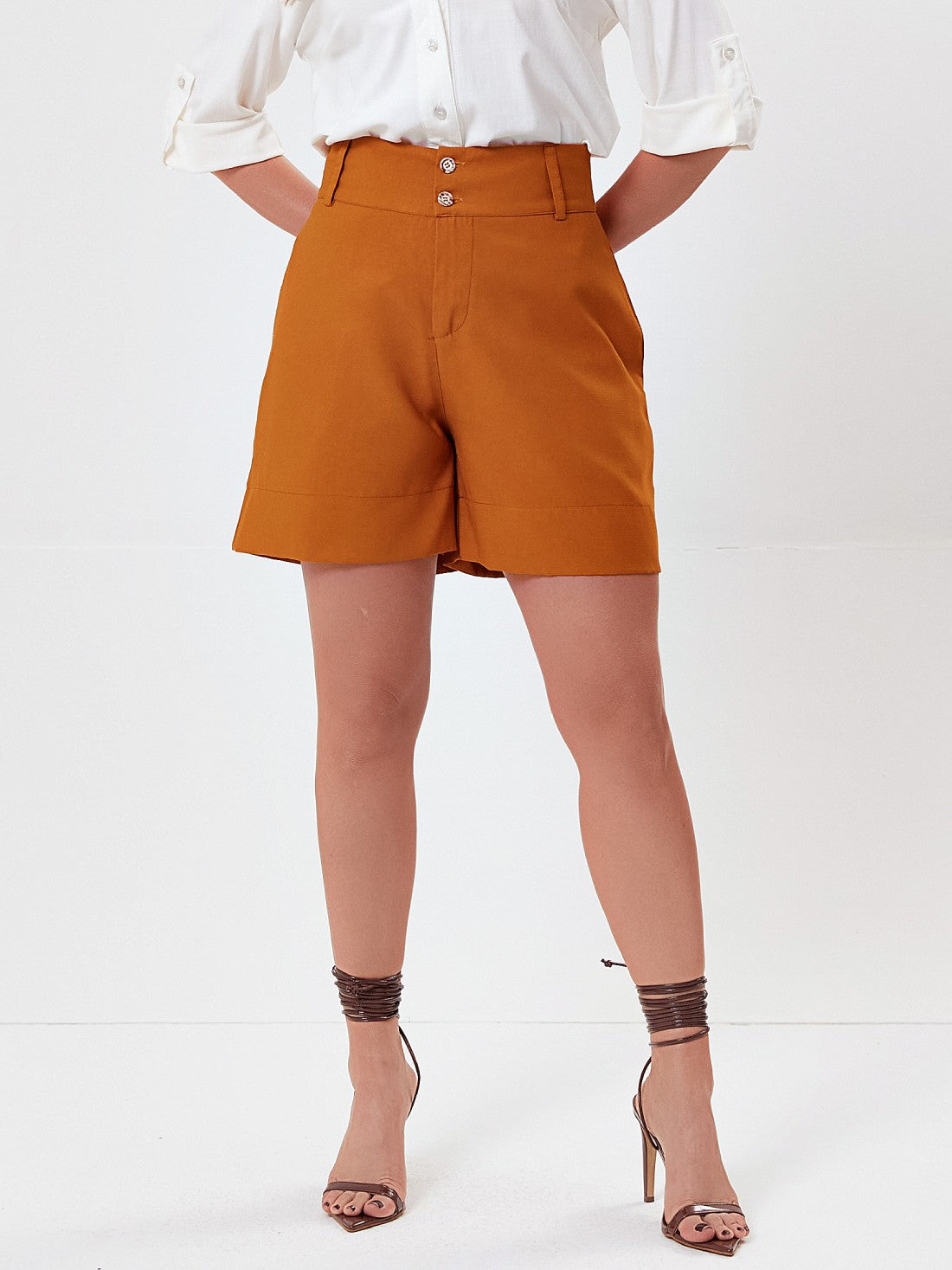 Short Mamorena Alfaiataria em Liocel Meia Coxa com Barrada Dobrada