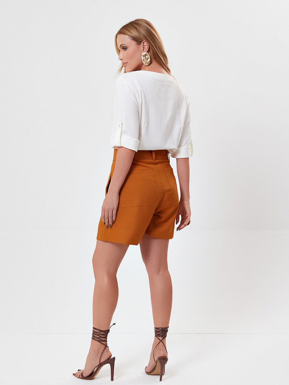 Short Mamorena Alfaiataria em Liocel Meia Coxa com Barrada Dobrada