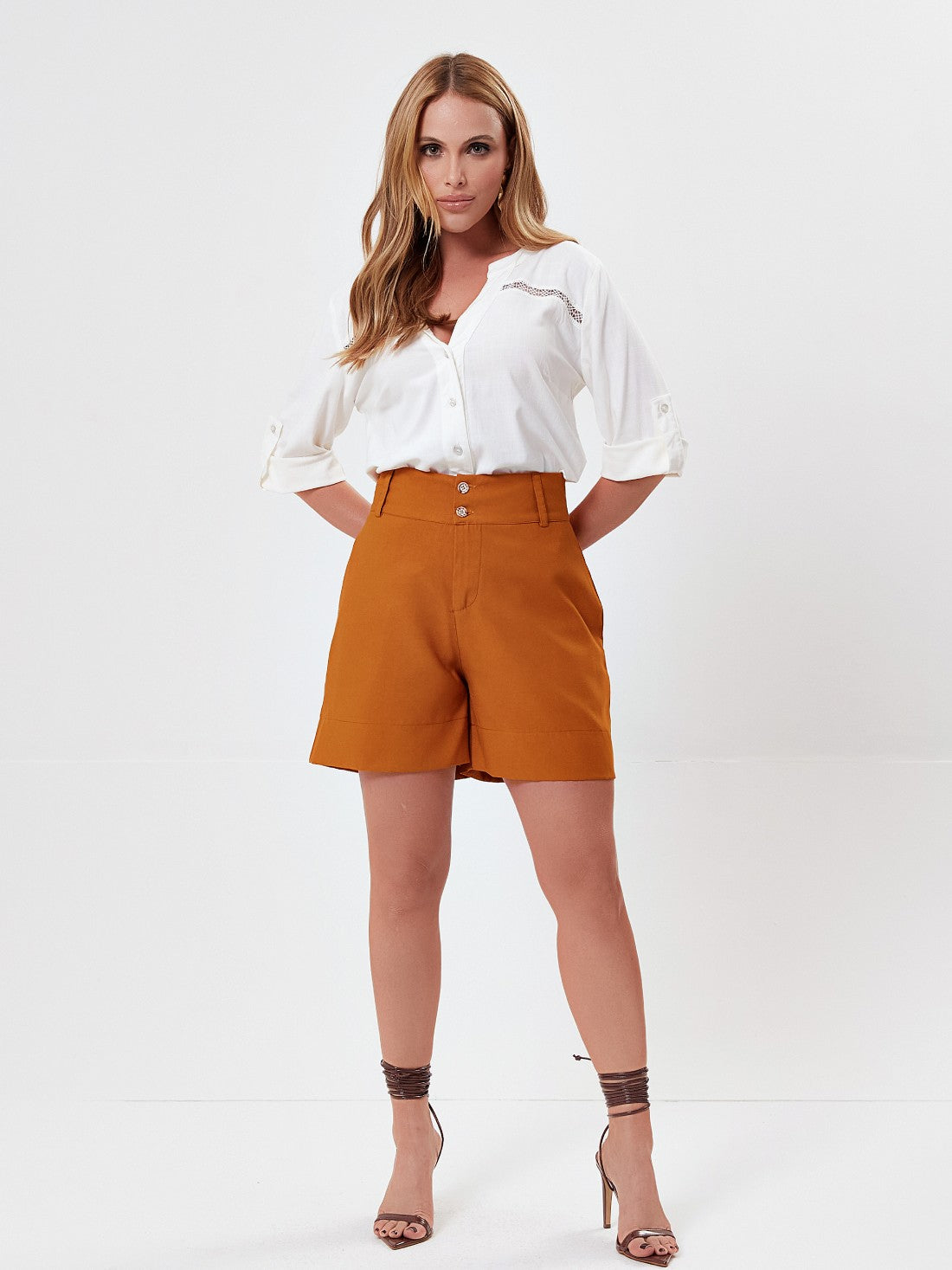 Short Mamorena Alfaiataria em Liocel Meia Coxa com Barrada Dobrada