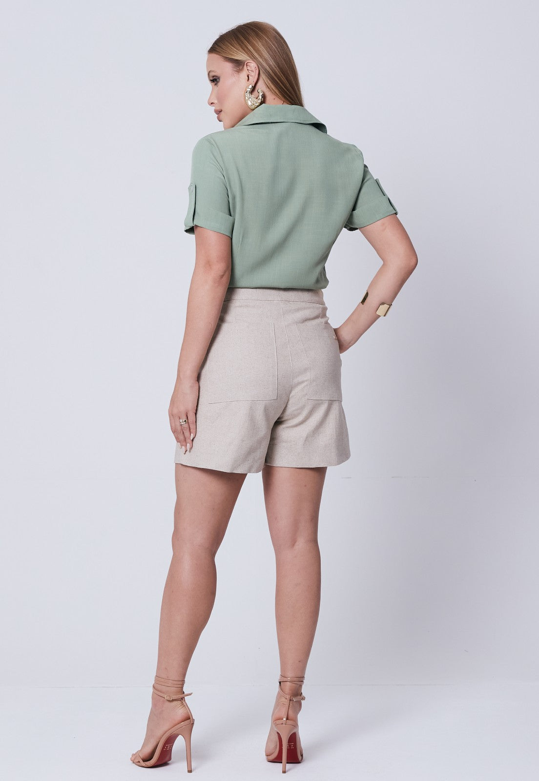 Short Mamorena Meia Coxa em Linho com Elastano com Martingale e Botão Encapado