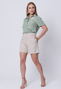 Short Mamorena Meia Coxa em Linho com Elastano com Martingale e Botão Encapado