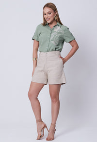 Short Mamorena Meia Coxa em Linho com Elastano com Martingale e Botão Encapado