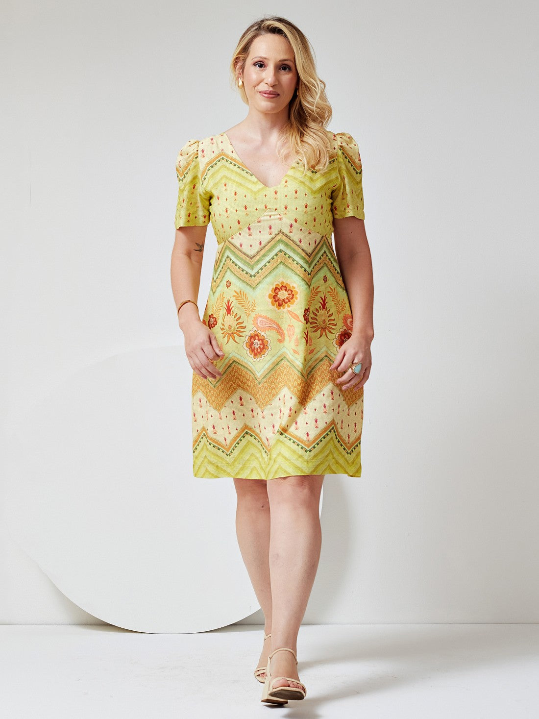 Vestido Mamorena Curto em Viscose Estampada de Manga Curta