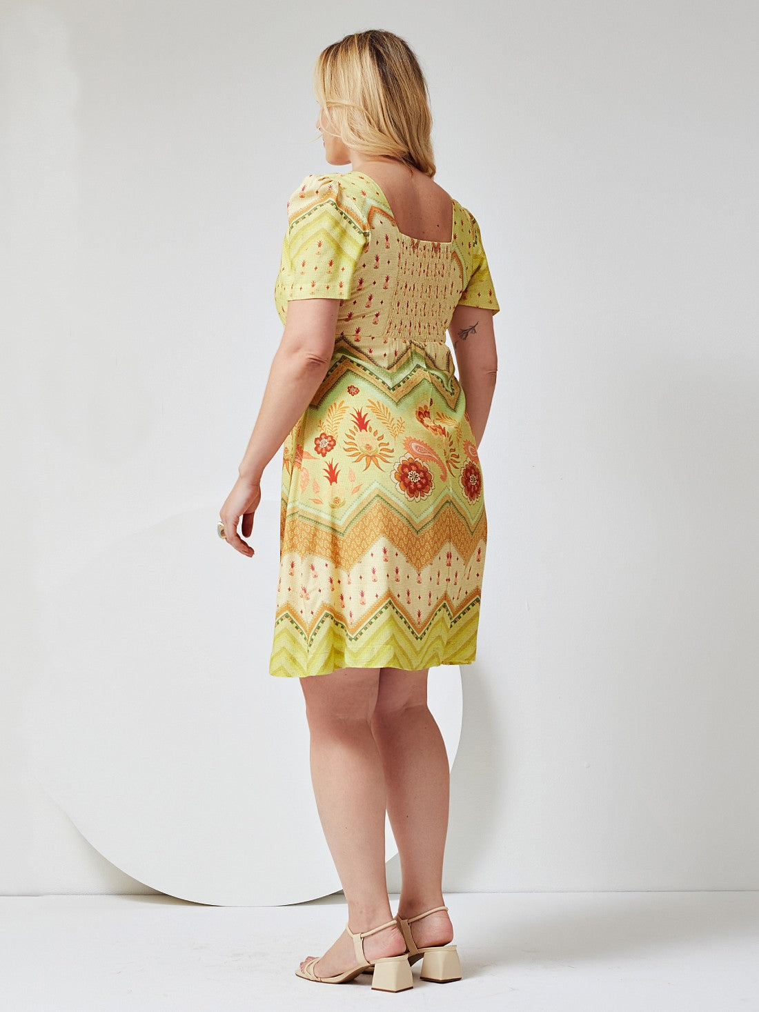 Vestido Mamorena Curto em Viscose Estampada de Manga Curta