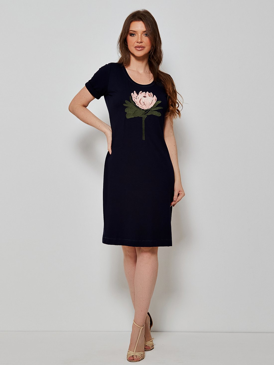 Vestido Mamorena Curto Tubo de Manga Curta em Malha com Bordado Eletrônico