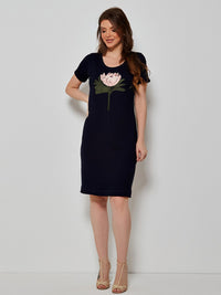 Vestido Mamorena Curto Tubo de Manga Curta em Malha com Bordado Eletrônico