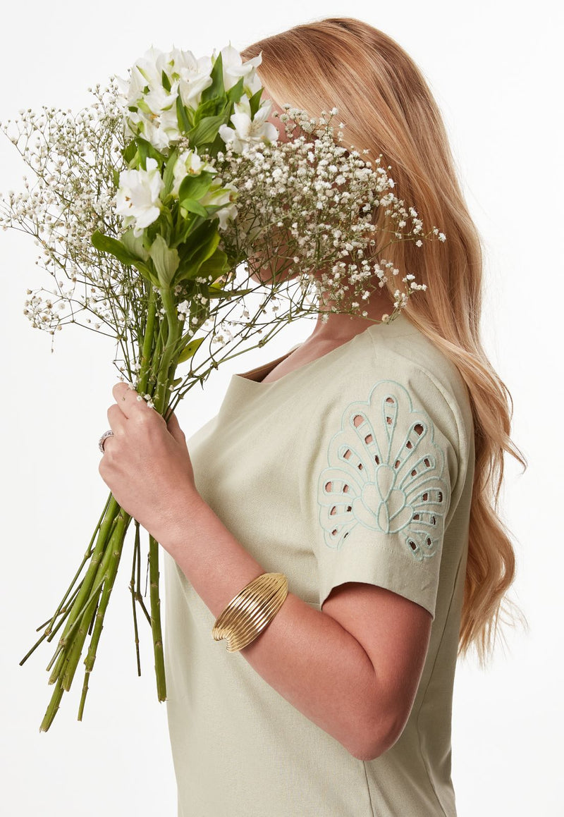 Vestido Mamorena Curto Tubo em Linho com Elastano e Manga Bordada