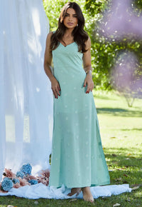 Vestido Mamorena de Alça Longuete em Viscose Bordada com Recortes no Busto e Fendas Laterais