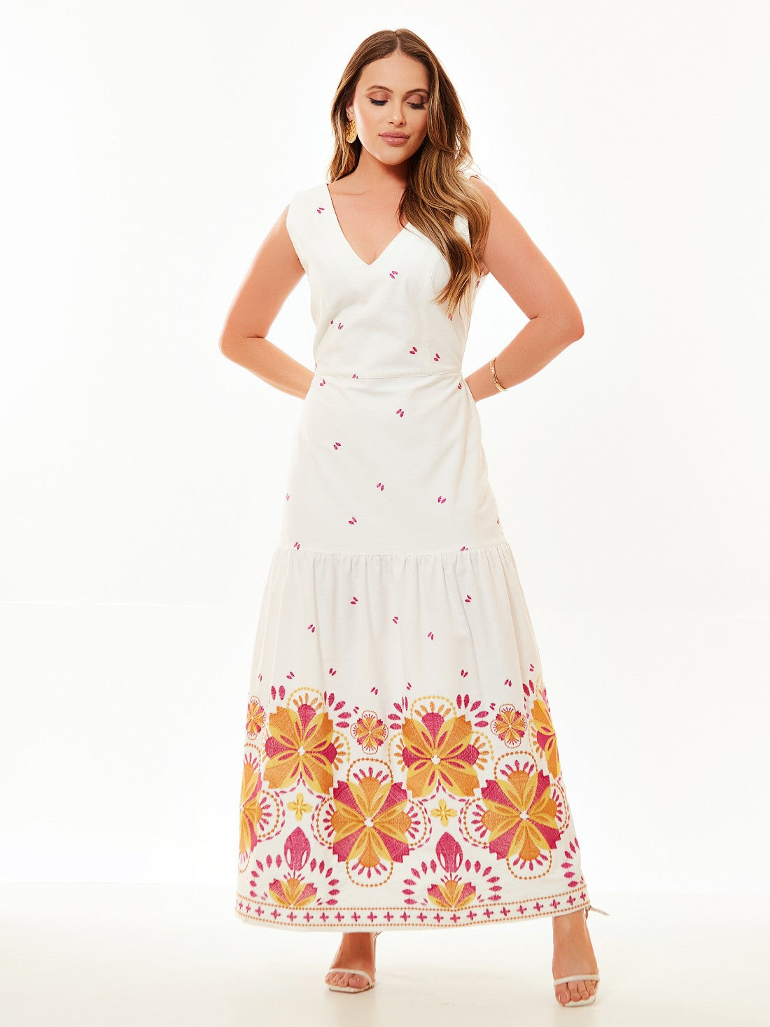 Vestido Mamorena Longo Cavado em Tecido Cedros Bordado