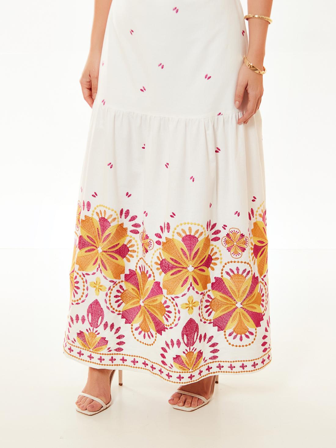 Vestido Mamorena Longo Cavado em Tecido Cedros Bordado