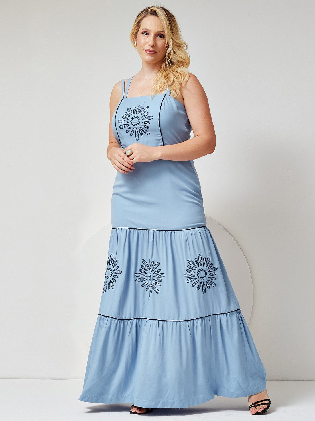 Vestido Mamorena Longo de Alça Dupla em Viscose Sarjada com Detalhe de Bordado