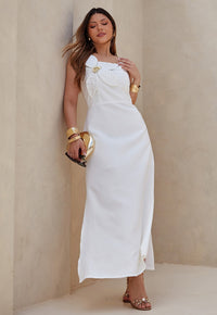 Vestido Mamorena Longuete de Alça em Liocel com Flor e Aplique de Concha