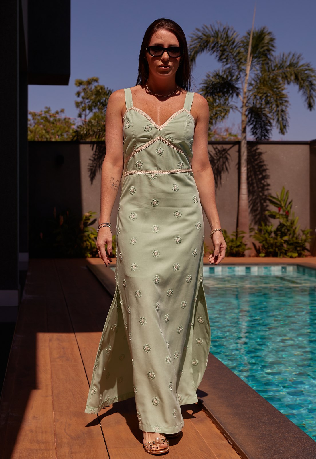 Vestido Mamorena Longuete de Alça em Viscose Bordada com Fendas Laterais