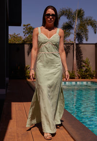 Vestido Mamorena Longuete de Alça em Viscose Bordada com Fendas Laterais