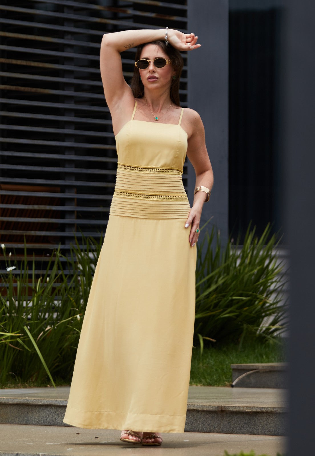 Vestido Mamorena Longuete de Alça Fina em Viscose Sarjada com Entremeios e Pregas