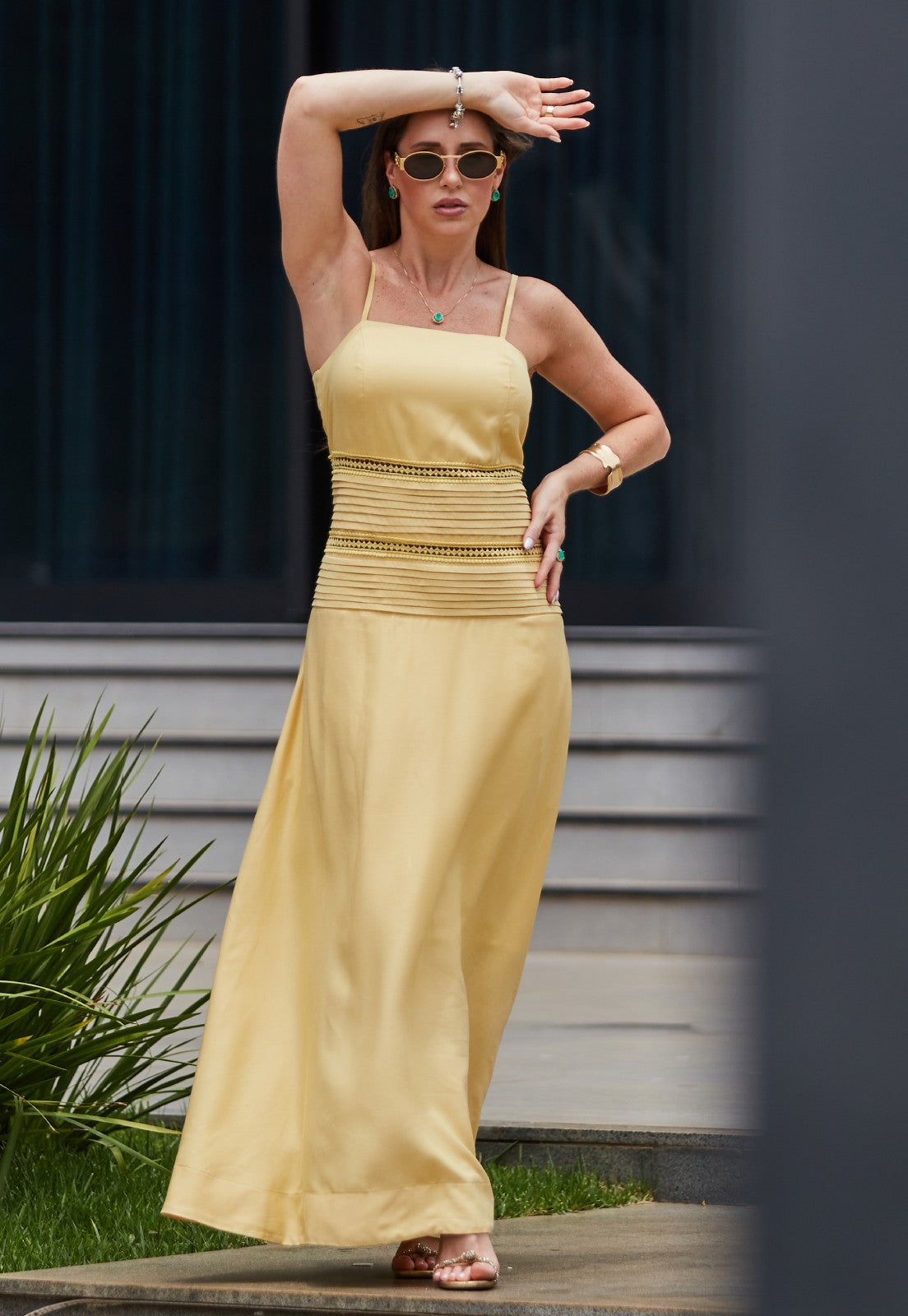 Vestido Mamorena Longuete de Alça Fina em Viscose Sarjada com Entremeios e Pregas