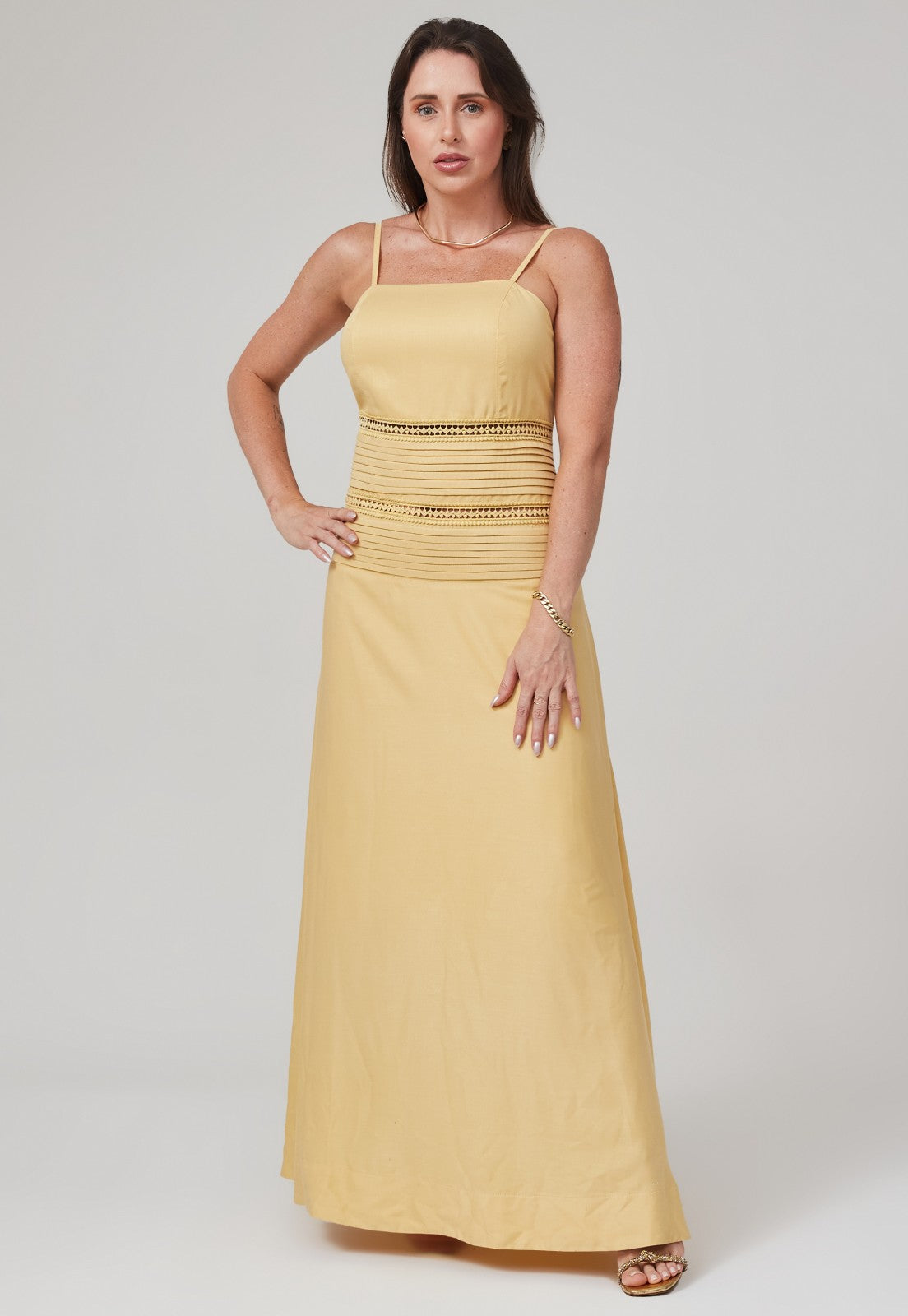 Vestido Mamorena Longuete de Alça Fina em Viscose Sarjada com Entremeios e Pregas