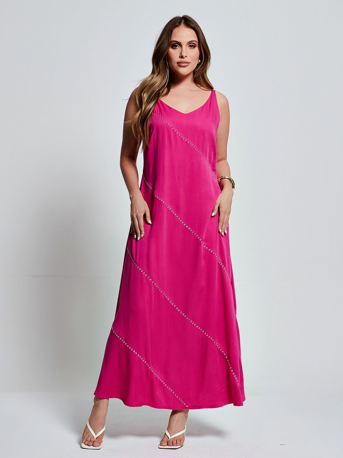 Vestido Mamorena Longuete de Alça em Viscose Sarjada com Bordado