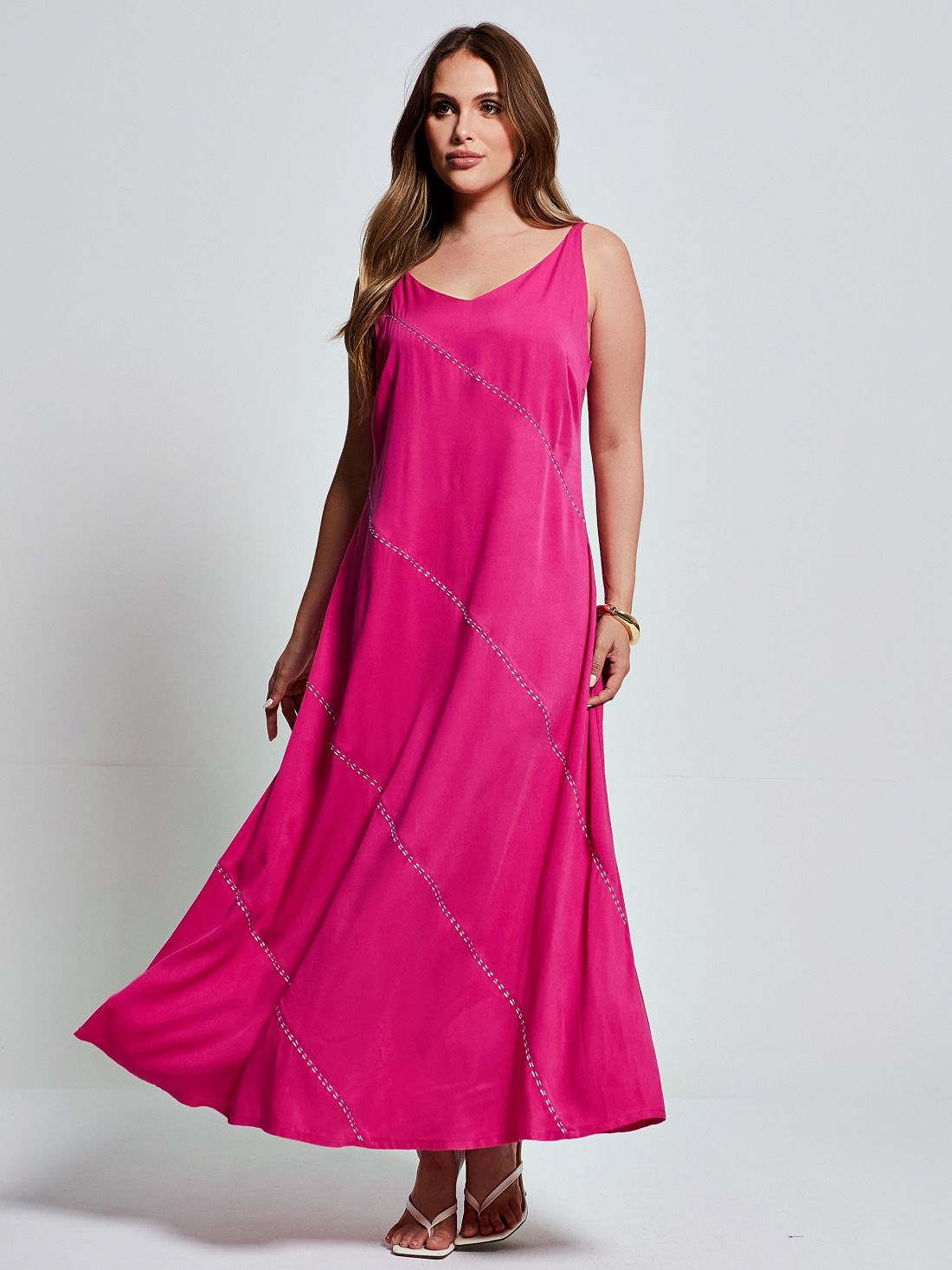 Vestido Mamorena Longuete de Alça em Viscose Sarjada com Bordado