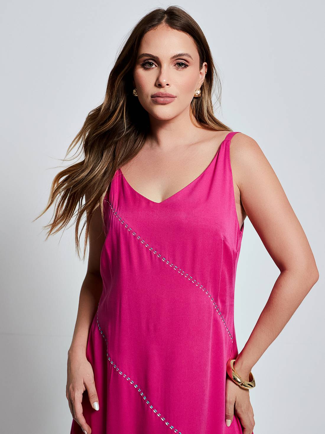 Vestido Mamorena Longuete de Alça em Viscose Sarjada com Bordado