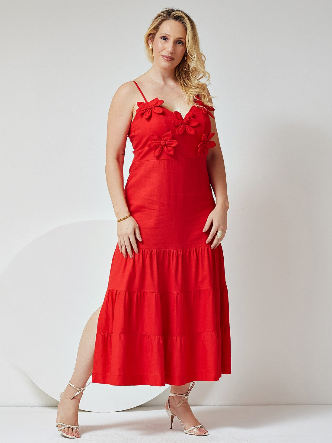 Vestido Mamorena Longuete em Linho com Elastano de Alça com Aplique de Flores no Busto