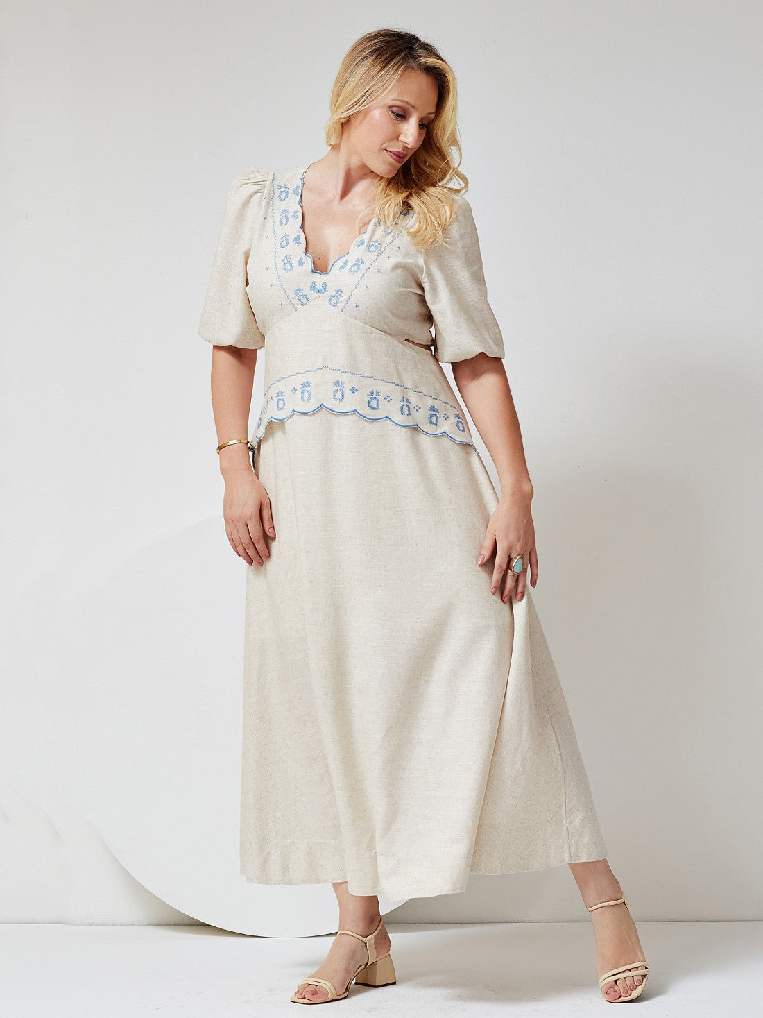 Vestido Mamorena Longuete em Tecido Bruxelas com Detalhe em Bordado de Máquina e Abertura na Cintura