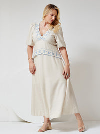 Vestido Mamorena Longuete em Tecido Bruxelas com Detalhe em Bordado de Máquina e Abertura na Cintura