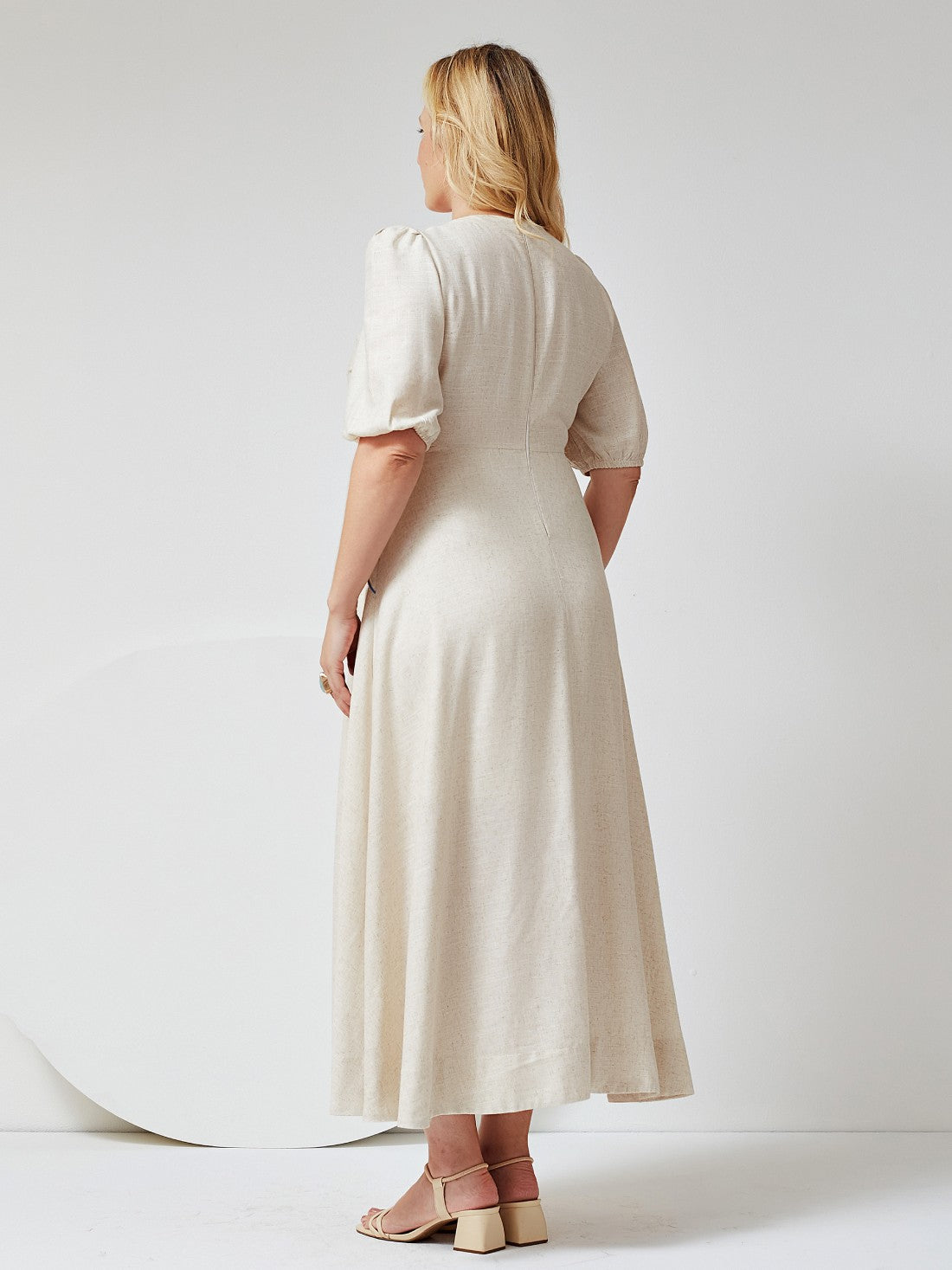 Vestido Mamorena Longuete em Tecido Bruxelas com Detalhe em Bordado de Máquina e Abertura na Cintura