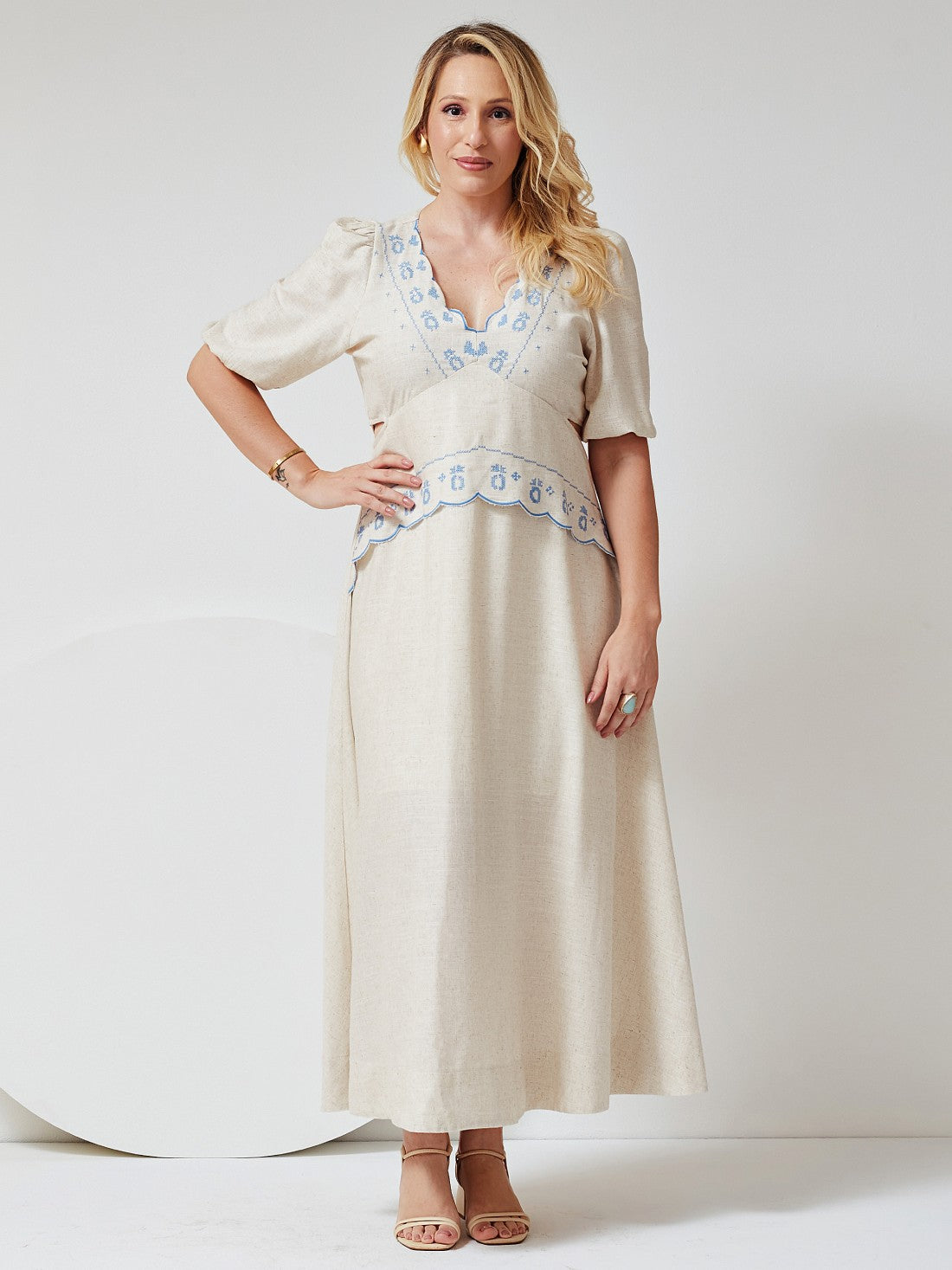 Vestido Mamorena Longuete em Tecido Bruxelas com Detalhe em Bordado de Máquina e Abertura na Cintura