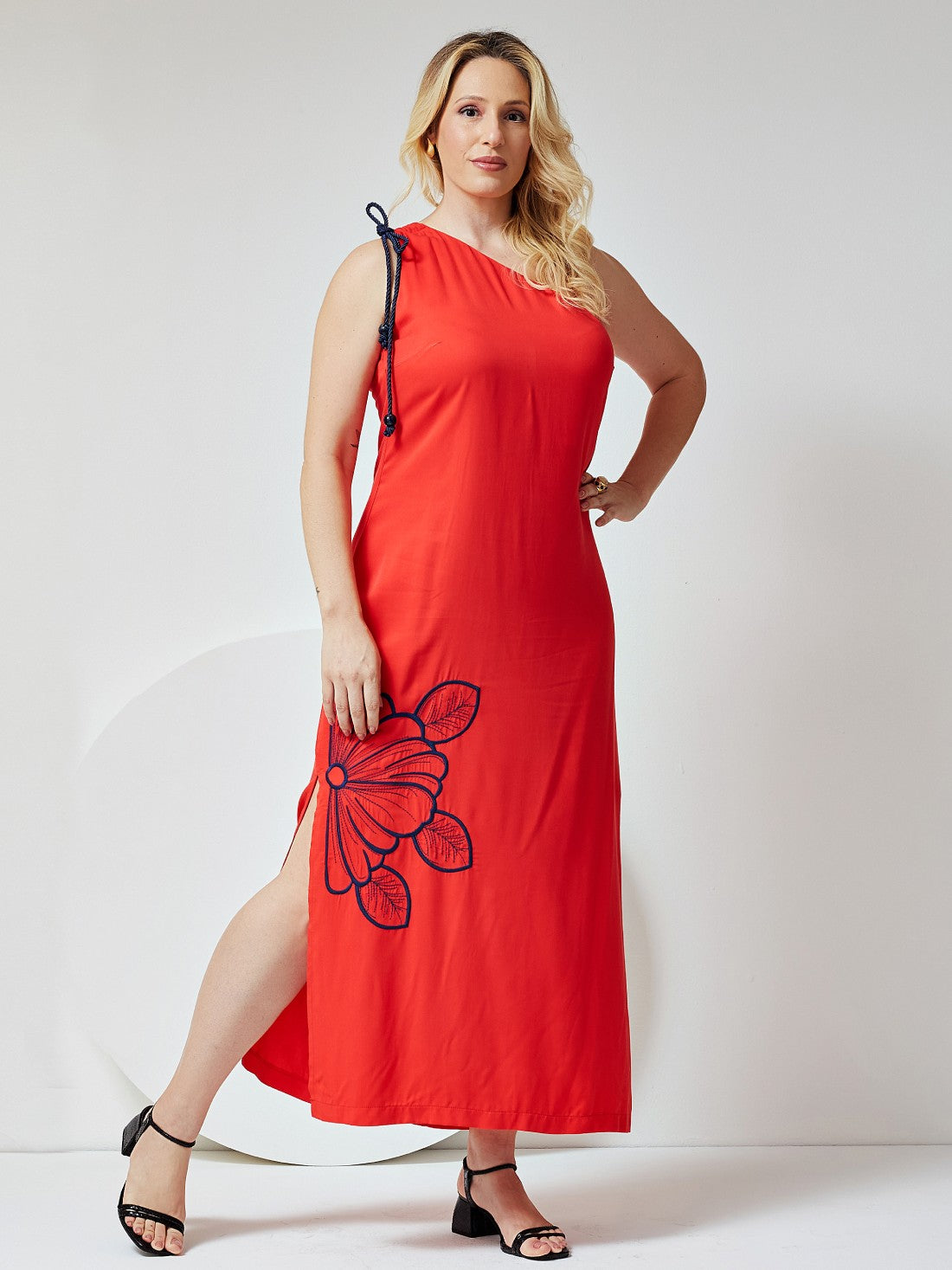 Vestido Mamorena Longuete em Viscose Sarjada de um Ombro Só com Bordado