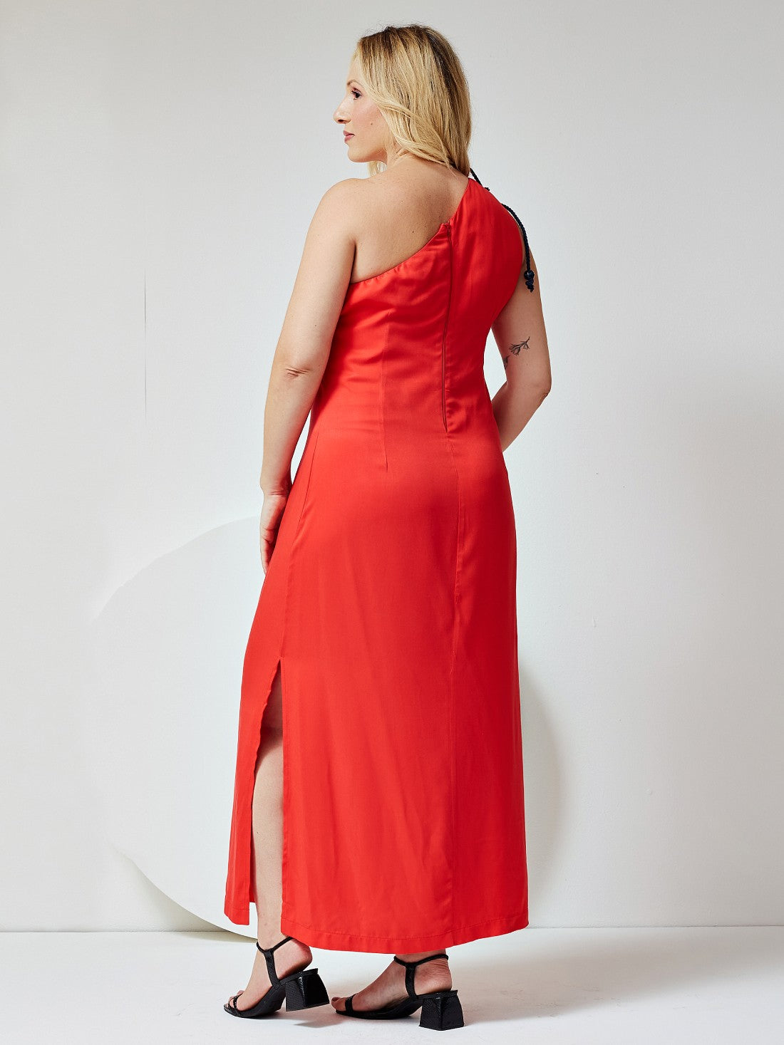 Vestido Mamorena Longuete em Viscose Sarjada de um Ombro Só com Bordado