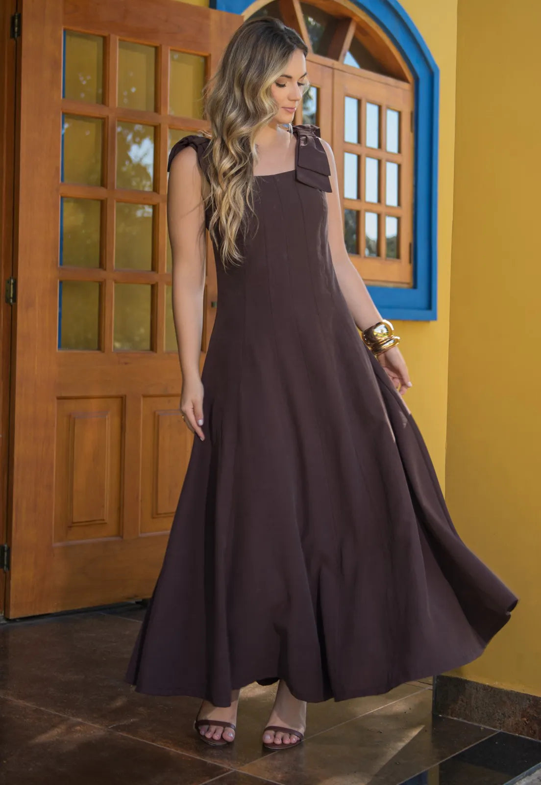 Vestido Mamorena Longuete Regata em Alfaiataria Âmbar com Aplique de Laços nos Ombros