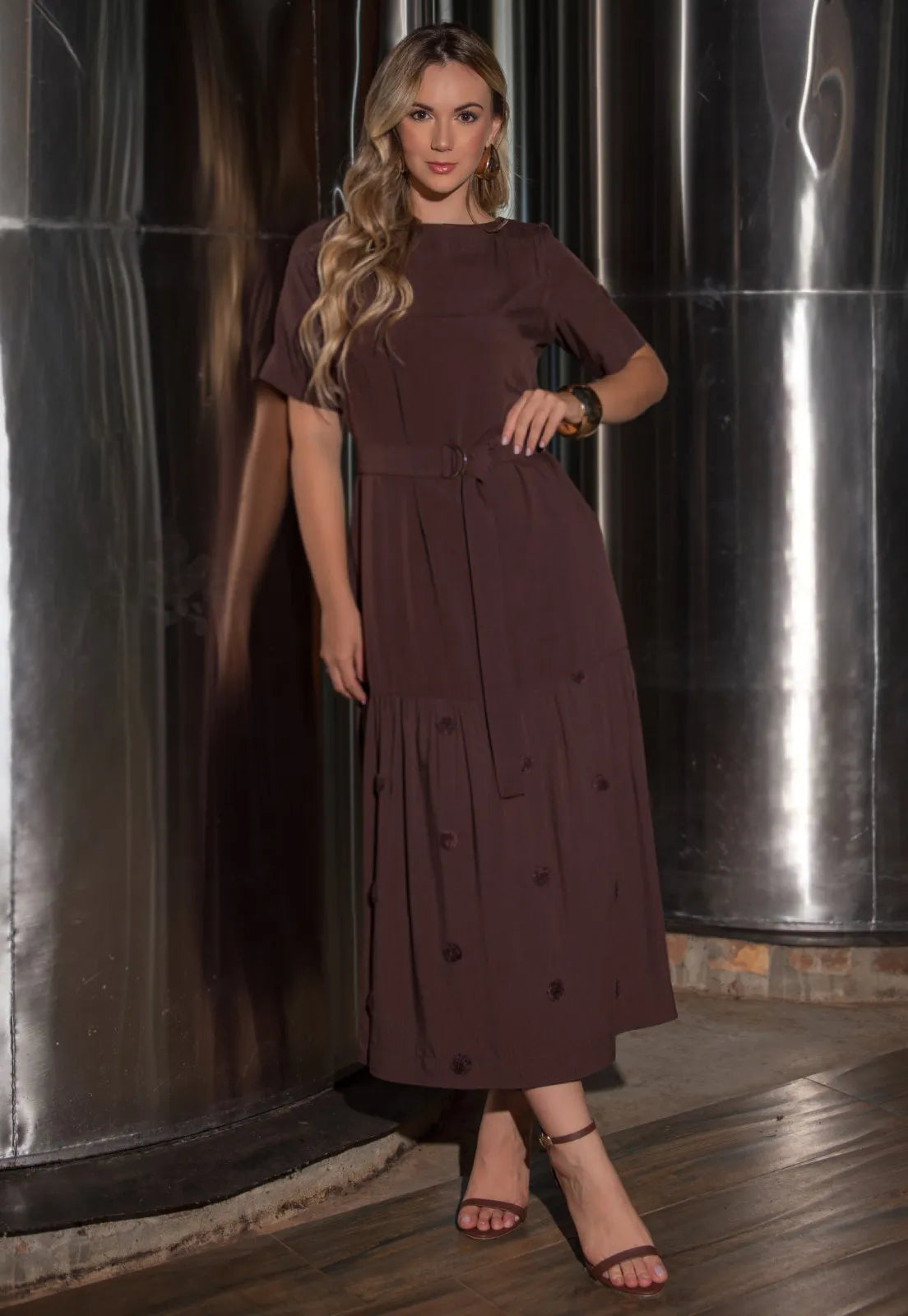 Vestido Mamorena Manga Curta Longuete em Viscose com Detalhes em Tecido Bordado