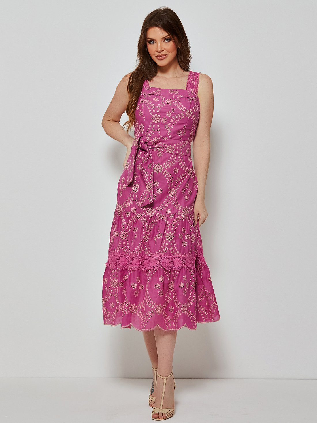 Vestido Mamorena Midi de Alça em Laise com Faixa e Detalhes em Renda e Entremeio