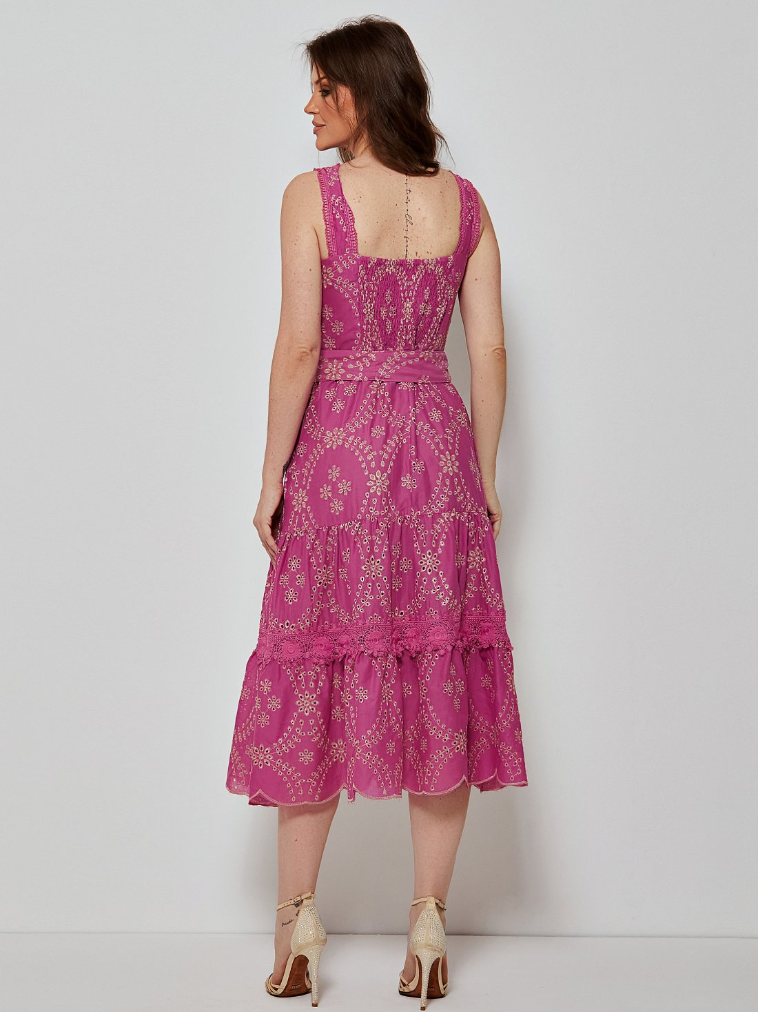 Vestido Mamorena Midi de Alça em Laise com Faixa e Detalhes em Renda e Entremeio