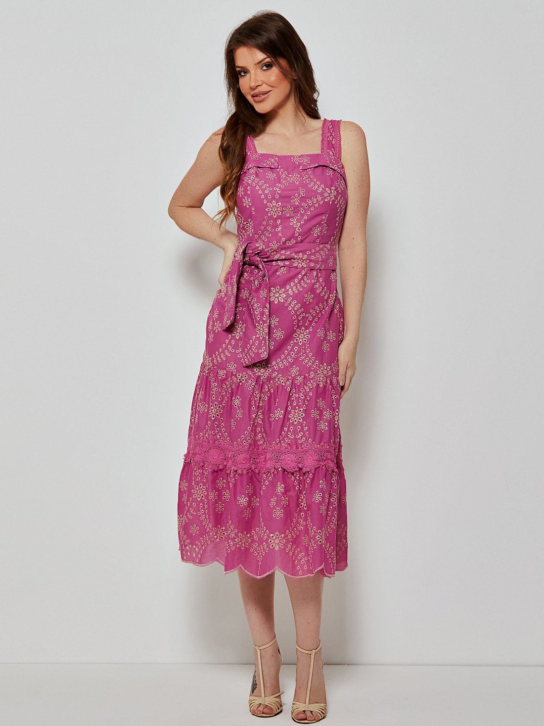 Vestido Mamorena Midi de Alça em Laise com Faixa e Detalhes em Renda e Entremeio