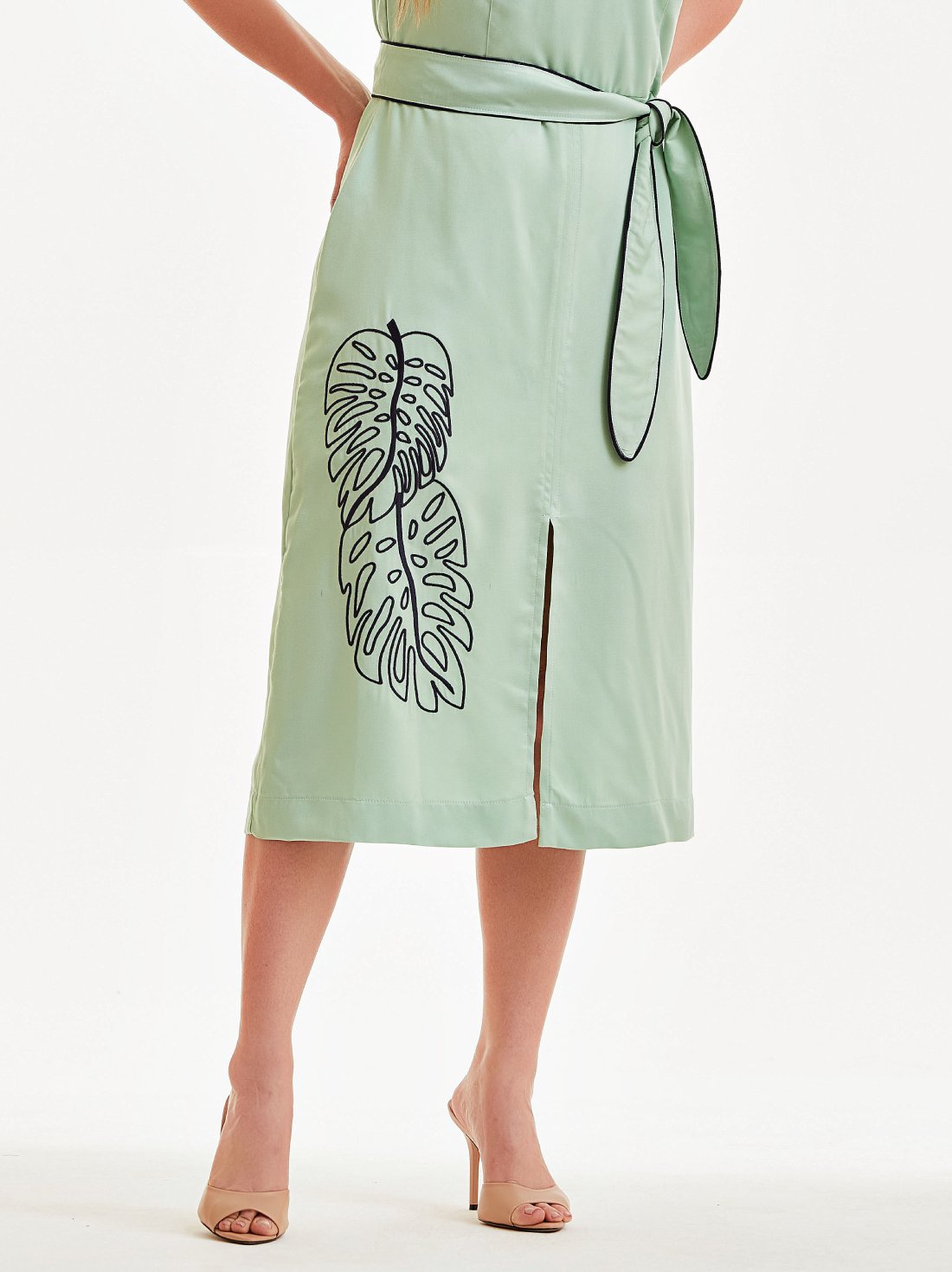 Vestido Mamorena Midi de Alça em Viscose com Bordado de Costela de Adão