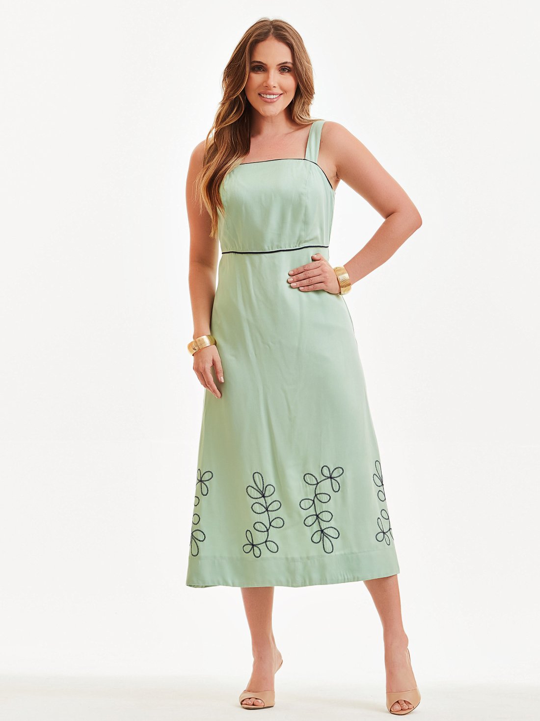 Vestido Mamorena Midi de Alça em Viscose Sarjada com Vivos e Bordado