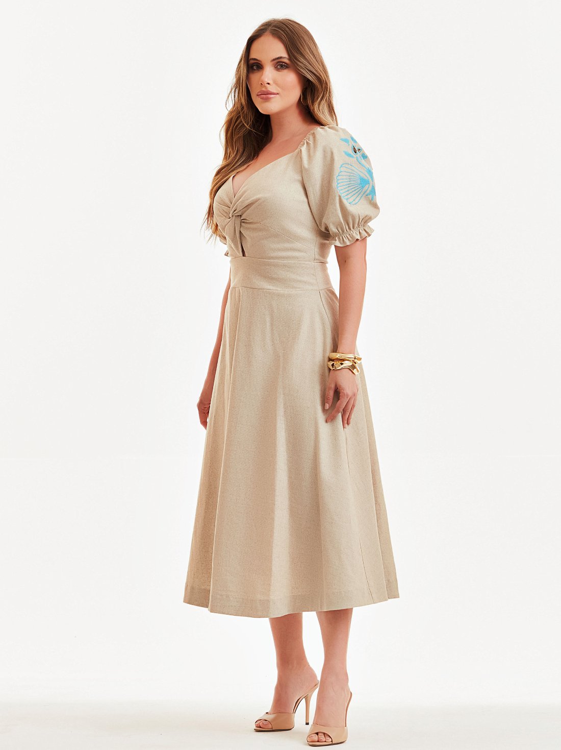 Vestido Mamorena Midi em Viscolinho de Manga Curta com Detalhe no Busto e Bordado na Manga