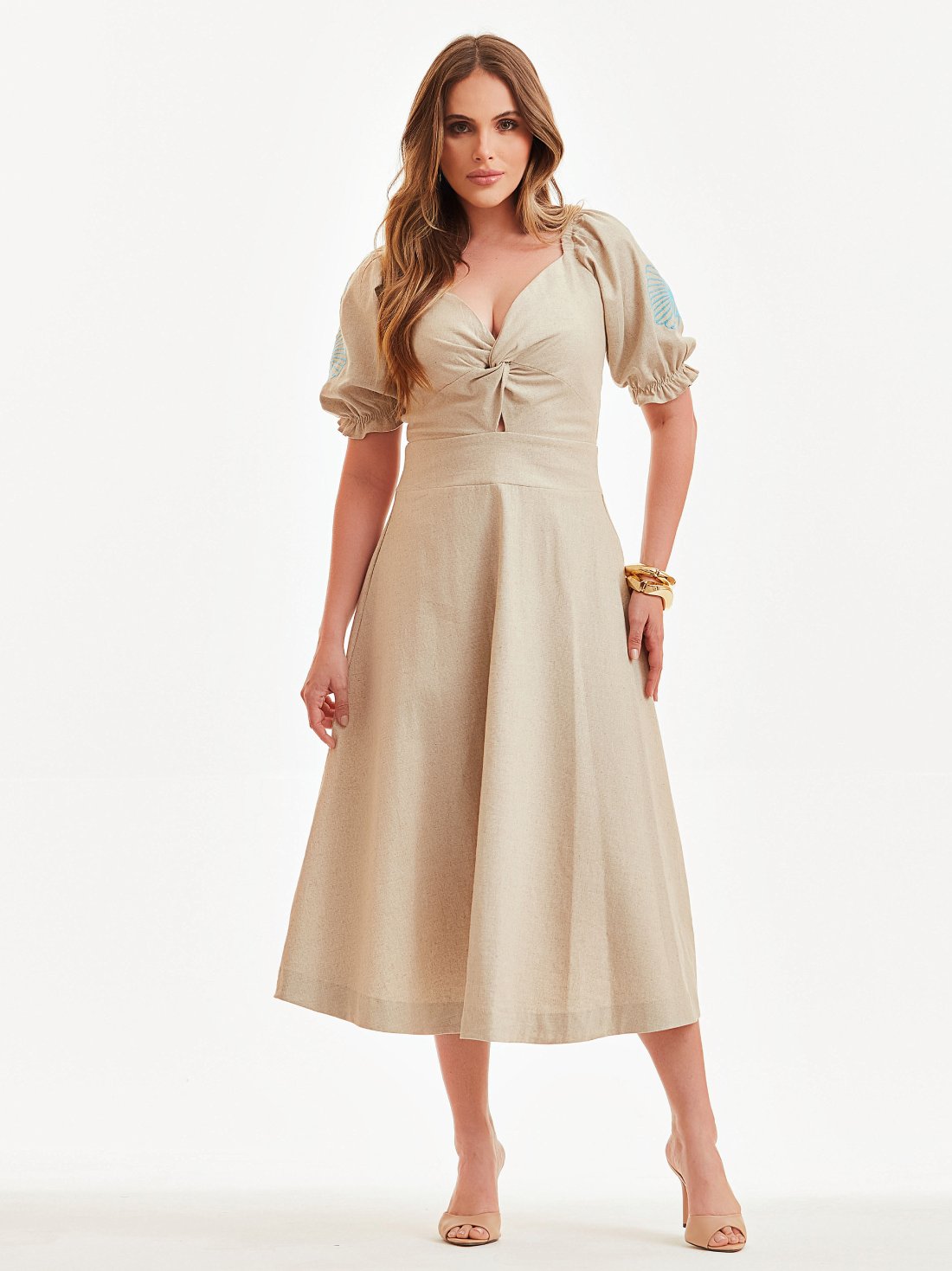 Vestido Mamorena Midi em Viscolinho de Manga Curta com Detalhe no Busto e Bordado na Manga