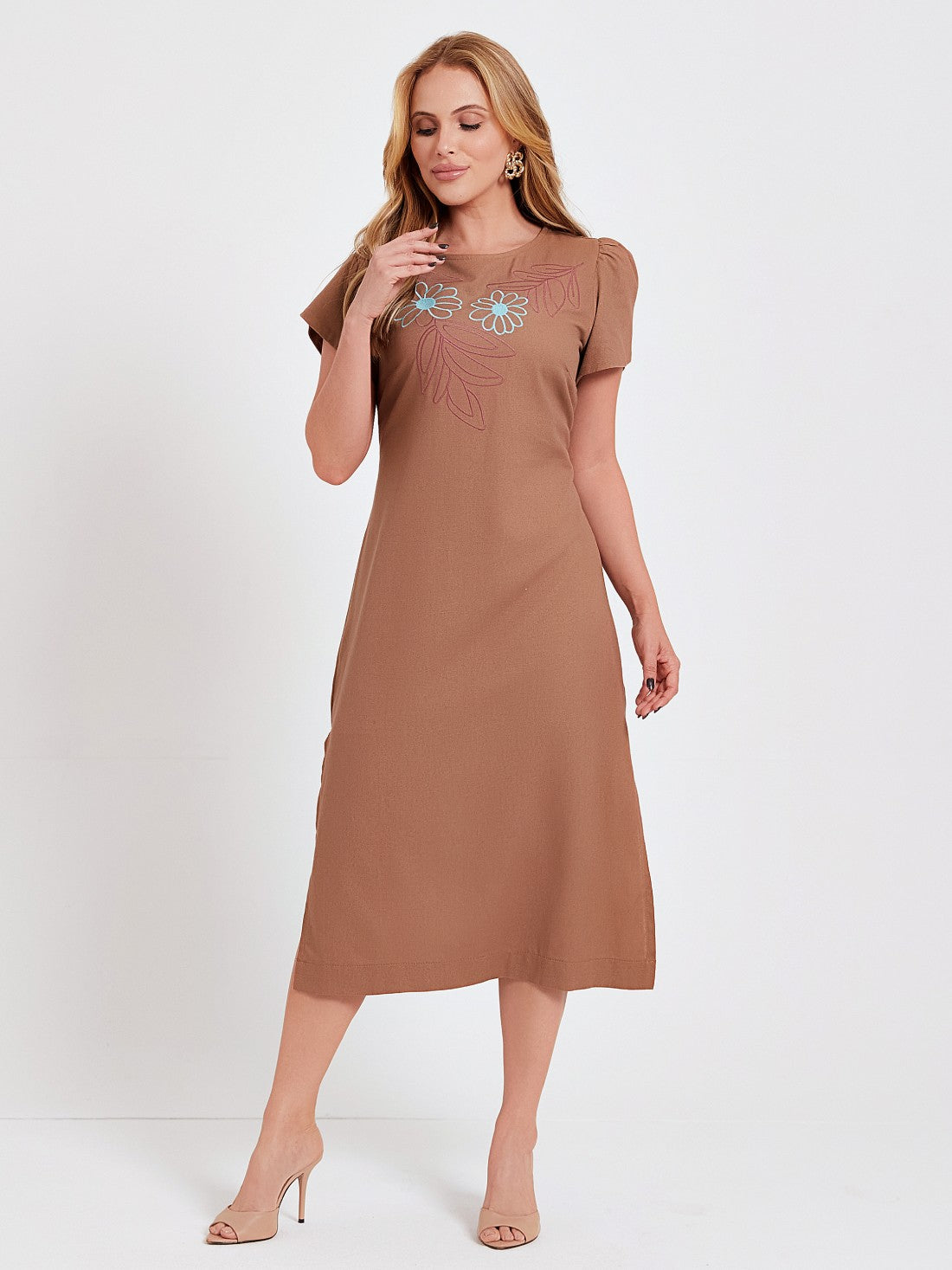 Vestido Mamorena Midi de Manga Curta em Linho com Bordado de Duas Cores