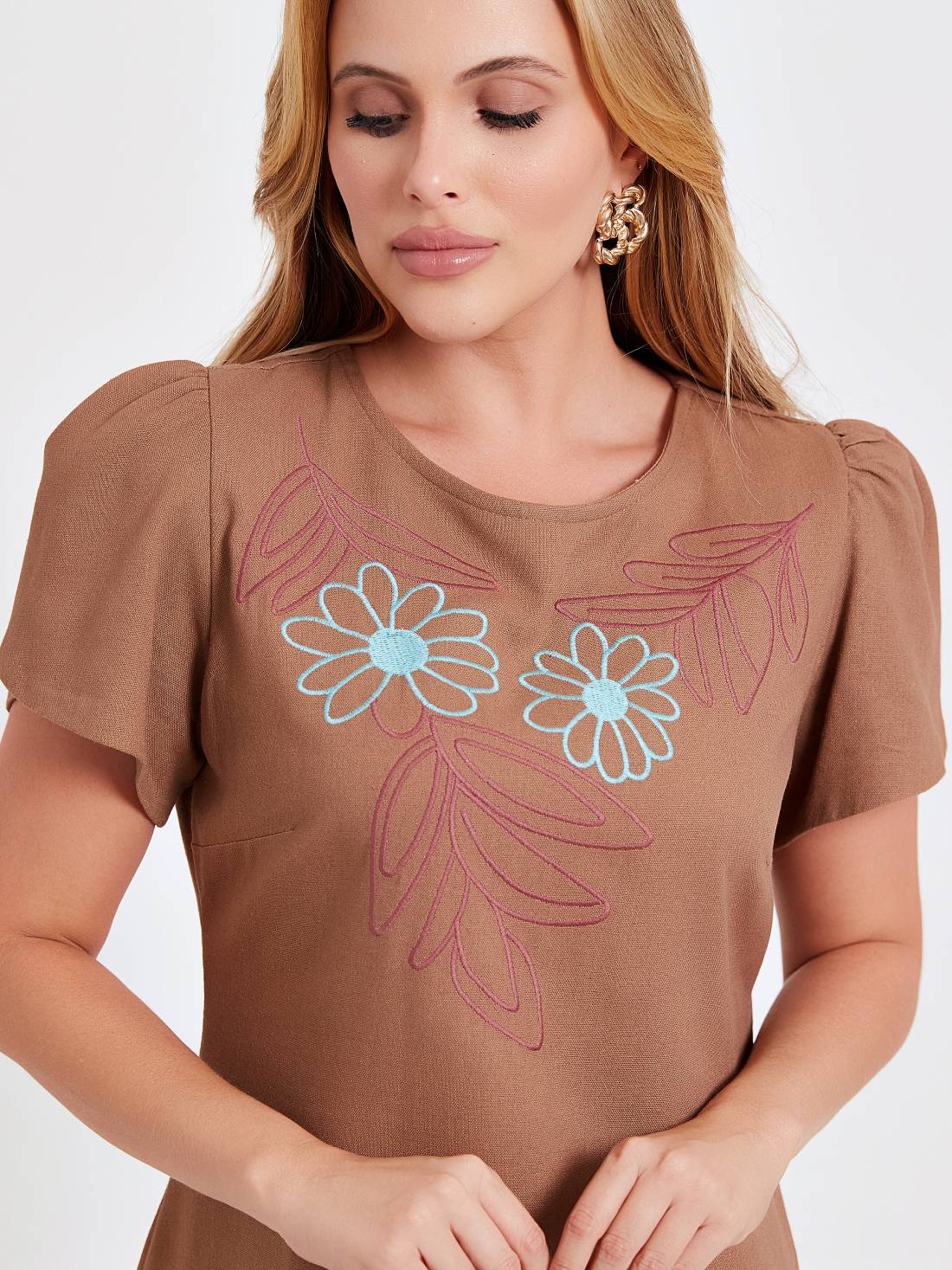 Vestido Mamorena Midi de Manga Curta em Linho com Bordado de Duas Cores