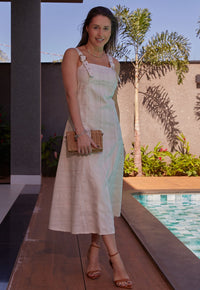 Vestido Mamorena Midi em Linho com Alças Reguláveis por Fivelas