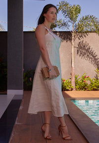 Vestido Mamorena Midi em Linho com Alças Reguláveis por Fivelas